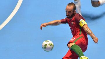 Portugal&#039;s Ricardinho kicks the ball during a Colombia 2016 FIFA Futsal World Cup final match against Iran at the Coliseo El Pueblo stadium, in Cali, Colombia on October 1, 2016. / AFP PHOTO / LUIS ROBAYO