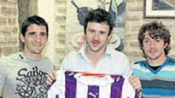 <b>CAMISETA. </b>Martín recibió una elástica del club de sus amores.