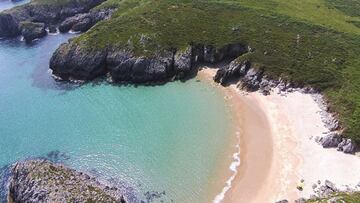 En una privilegiada ubicación, en la costa oriental asturiana se encuentra San Antonio de Mar, una preciosa cala salvaje de arena blanca y aguas cristalinas. Rodeada de acantilados de roca cálida y una abundante vegetación, es un lugar idílico para olvidarse del resto del universo.