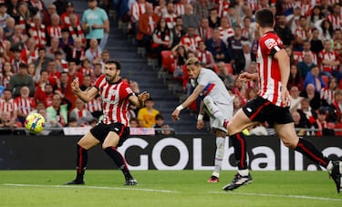 Raphinha abrió el marcador para el Barcelona (0-1) al filo del descanso con un disparo que fue, en primera instacia, anulado, pero concedido por el VAR.