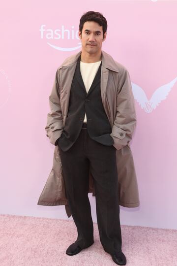 Joseph Altuzarra posa en la alfombra roja del desfile de Victoria's Secret Fashion Show en Brooklyn.