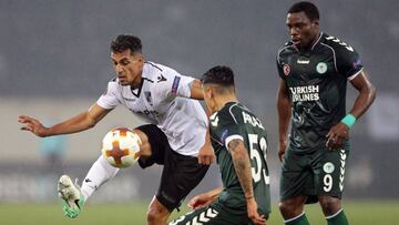 GUI10 - GUIMARAES (PORTUGAL), 7/12/2017.- Victor Garcia (i) de Guimaraes en acci&oacute;n ante Musa Araz (c) de Konyaspor hoy, jueves 7 de diciembre de 2017, durante su partido de la Liga de Campeones de la UEFA en Guimaraes (Portugal). EFE/JOSE COELHO