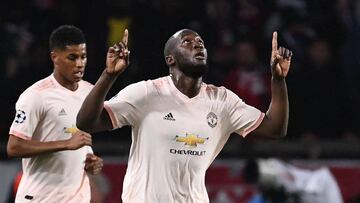 Manchester United's Belgian forward Romelu Lukaku jubilates after scoring a goal next to Manchester United's English forward Marcus Rashford (L) during the UEFA Champions League round of 16 second-leg football match between Paris Saint-Germain (