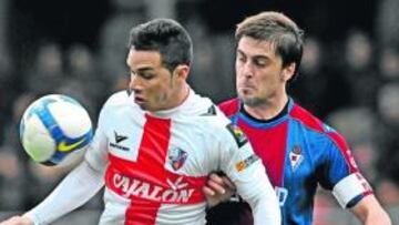 <b>SIN OPCIONES. </b>Rubén Castro apenas tuvo opciones de lograr algún gol ayer.