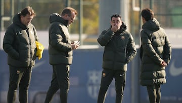 Xavi, con sus ayudantes en un entrenamiento en la Ciutat Esportiva.