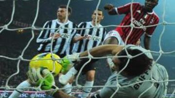 <b>LA PELOTA ENTRÓ. </b>Muntari remató y Buffon sacó claramente el balón de dentro de la portería.