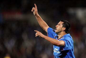 Visti¨® la camiseta rojiblanca desde el 2002 al 2004. Jug¨® con el Getafe desde 2005 hasta 2010.