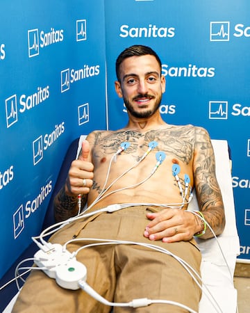 Joselu acudió al Hospital Universitario Sanitas La Moraleja, donde pasó satisfactoriamente el reconocimiento médico previo a su presentación como nuevo jugador del Real Madrid.