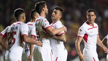 El delantero argentino encaminó la primera victoria del Toluca con un triplete frente a los dirigidos por Roberto Hernández.