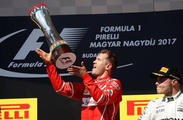 Sebastian Vettel con el trofeo de Hungaroring. 