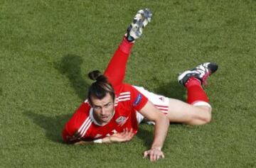 Gareth Bale se duele de un golpe en pleno partido.