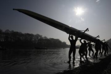 Palistas de la Universidad de Oxford entrenan en el río Támesis preparando la carrera anual por el principal río londinense contra la el equipo de la Universidad de Cambridge.