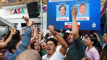 Supporters celebrate after Colombian left-wing presidential candidate Gustavo Petro of the Historic Pact coalition won the second round of the presidential election, in Cali, Colombia June 19, 2022. REUTERS/David Lombeida NO RESALES. NO ARCHIVES.