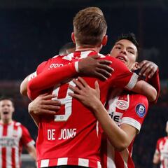 Hirving Lozano asiste en el gol del triunfo del PSV