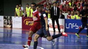 Aicardo tira ante Adri.