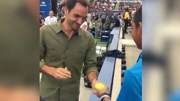 La grandeza de Federer en un solo gesto: la cara de un niño al conseguir su firma