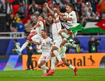 Los jugadores de Jordania celebran el pase a la final.