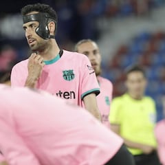 Busquets jugó con una máscara protectora ante el Levante