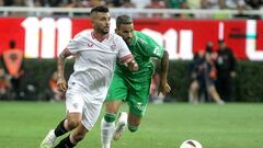 Sevilla's Mexican forward Jesus Corona (L) fights for the ball with Betis' Brazilian forward Willian Jose (R) during a pre-season friendly football match at Akron stadium in Guadalajara, Jalisco state, Mexico, on August 2, 2023. (Photo by ULISES RUIZ / AFP)