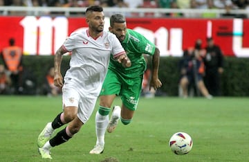 Sevilla's Mexican forward Jesus Corona (L) fights for the ball with Betis' Brazilian forward Willian Jose (R) during a pre-season friendly football match at Akron stadium in Guadalajara, Jalisco state, Mexico, on August 2, 2023. (Photo by ULISES RUIZ / AFP)