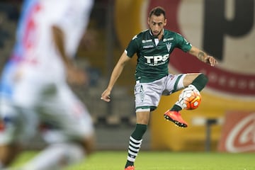 Tuvo buenos años en Wanderers y eso le permitió ir al Bolivar donde ganó tres títulos. Llega a Temuco con la misión de hacer olvidar a Luis Casanova, quien fue fichado por la U.