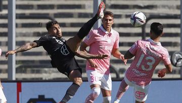 Futbol, Colo Colo vs Universidad Catolica
 Fecha 28, campeonato Nacional 2021.
 El jugador de Colo Colo Marcos Bolados, izquierda, disputa el balon con Felipe Gutierrez de Universidad Catolica durante el partido de primera division realizado en el estadio