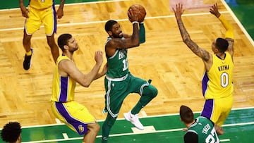 Kyrie Irving penetra a canasta entre Brook Lopez y Kyle Kuzma.