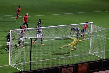 Momento de la parada de Dean Henderson al Luton en el 81'.