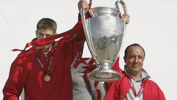 Steven Gerrard y Rafa Ben&iacute;tez, con la Champions League que gan&oacute; el Liverpool en 2005.