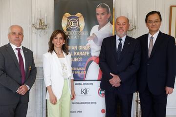 De izquierda a derecha, Antonio Moreno (presidente de la Federación Española), Sandra Sánchez, Antonio Espinós (presidente Federación Internacional) y el embajador de Japón en España, Takahiro Nakamae. 