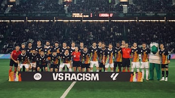 Los jugadores de los dos equipos posan con la camiseta del diseño de Suso 33