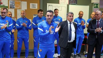 Laporta, con el staff de Xavi en el vestuario azulgrana a comienzos de temporada.