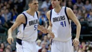Salah Mejri y Dirk Nowitzki.