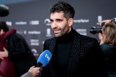 El actor Tamar Novas atiende a los medios en la alfombra roja de la 31 edición de los Premios José María Forqué.