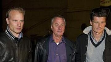 <b>LOS RECOMENDADOS. </b>Bergkamp, a la izquierda, y Jonk, a su derecha, junto a Johan Cruyff.