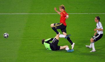Fernando Torres marca el único gol de la final de la Eurocopa 2008 ante Alemania. 