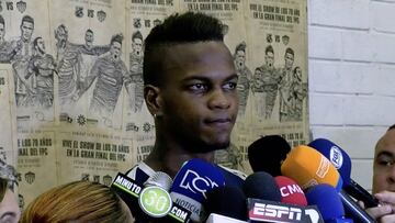 Larry Angulo dando palabras sobre el partido del domingo contra el Junior en Atanasio