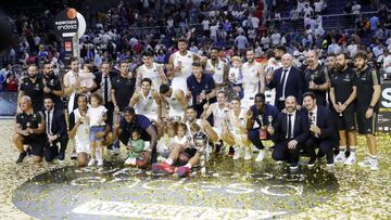 El Real Madrid levanta el trofeo de campe&oacute;n de la Supercopa 2019