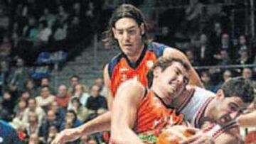 <b>GARRA. </b>Kaya Peker intenta controlar el balón tras un rebote.