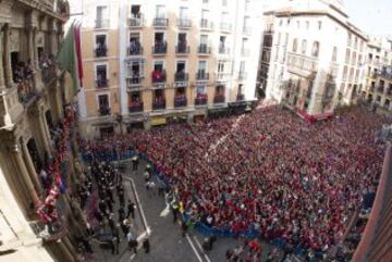 Celebración multitudinaria del Osasuna en las calles de Pamplona