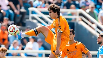 Gonzalo controla el balón durante el Ibiza-Castilla.