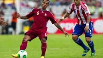 Rómulo Otero actuando por Venezuela frente a Paraguay.
