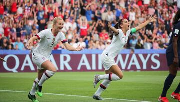 Paris (France), 28/06/2019.- US players Samantha Mewis (L) and Alex Morgan (R) celebrate their 1-0 lead during the FIFA Women&#039;s World Cup 2019 quarter final soccer match between France and the USA in Paris, France, 28 June 2019. (Mundial de F&uacute;