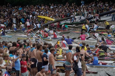 ARRIONDAS (ASTURIAS), 09/08/2025.- Salida de la prueba del Descenso Internacional del Sella de piragüismo en Arriondas (Asturias) este sábado. El descenso, con su tradicional recorrido entre Arriondas y Ribadesella a lo largo de veinte kilómetros, celebra este sábado su 87ª edición. EFE/Paco Paredes
