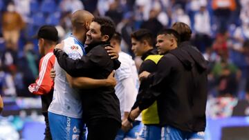 MEX3387. PUEBLA (MÉXICO), 08/05/2022.- El entrenador de Club Puebla Nicolás Larcamon (d) celebra un triunfo ante Mazatlán FC durante un juego de reclasificación del torneo Clausura 2022 de la Liga MX del fútbol mexicano hoy, en el estadio Cuauhtémoc de la ciudad de Puebla (México). EFE/ Hilda Ríos
