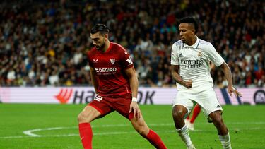 MADRID, 22/10/2022.- El delantero del Sevilla, Rafa Mir (i), se lleva el balón ante el defensa brasileño del Real Madrid, Eder Gabriel Militao, durante el encuentro correspondiente a la jornada 11 de primera división que disputan hoy sábado en el estadio Santiago Bernabéu, en Madrid. EFE / Rodrigo Jiménez.