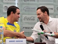 MEX8341. CIUDAD DE MÉXICO (MÉXICO), 21/06/2023.- El presidente deportivo del Club América, Santiago Baños (d), presentó al brasileño André Jardine (i) como el nuevo director técnico del equipo hoy, en Ciudad de México (México). El brasileño Andre Jardine, nuevo entrenador del América del fútbol mexicano, aseveró este miércoles que lo que vivió al frente de la selección de su país, con la que ganó la medalla de oro en los pasados Juegos Olímpicos de Tokio, lo alistó para dirigir a las Águilas. EFE/José Méndez