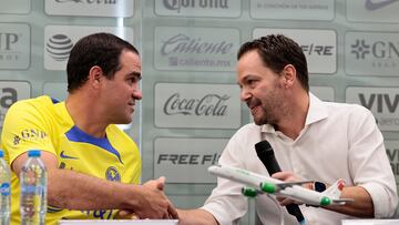 MEX8341. CIUDAD DE MÉXICO (MÉXICO), 21/06/2023.- El presidente deportivo del Club América, Santiago Baños (d), presentó al brasileño André Jardine (i) como el nuevo director técnico del equipo hoy, en Ciudad de México (México). El brasileño Andre Jardine, nuevo entrenador del América del fútbol mexicano, aseveró este miércoles que lo que vivió al frente de la selección de su país, con la que ganó la medalla de oro en los pasados Juegos Olímpicos de Tokio, lo alistó para dirigir a las Águilas. EFE/José Méndez