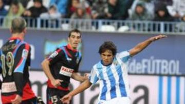 <b>TENSA ESPERA. </b>Recio, en la imagen en un partido ante el Racing de la temporada pasada, espera que su salida con destino a La Romareda se produzca cuanto antes.
