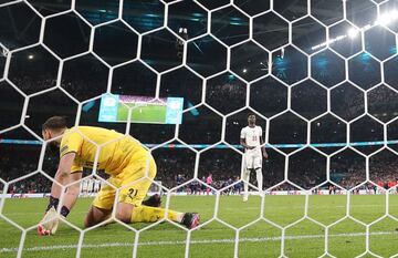 Soccer Football - Euro 2020 - Final - Italy v England - Wembley Stadium, London, Britain - July 11, 2021 Italy's Gianluigi Donnarumma saves a penalty from England's Bukayo Saka to win the penalty shootout REUTERS/Carl Recine TPX IMAGES OF THE DAY